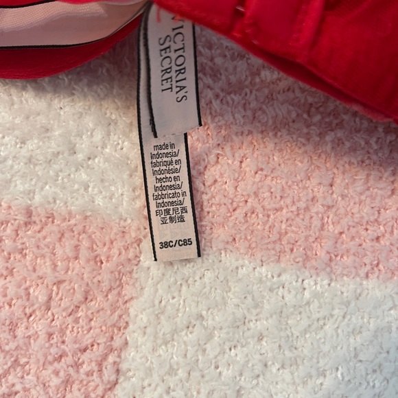 VICTORIA’S SECRET SIZE 38C - Picture 3 of 3